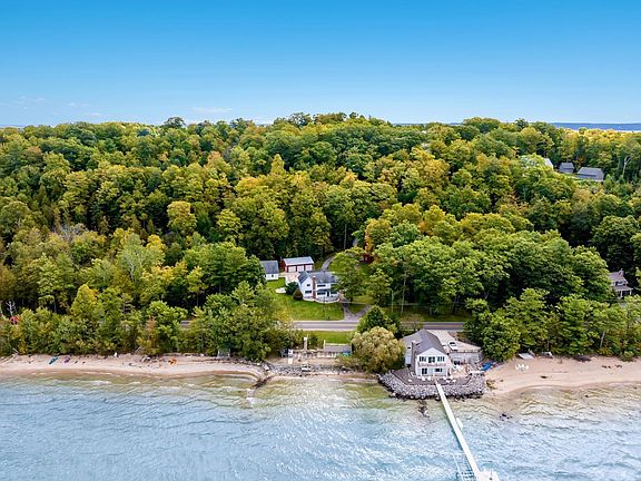 3rd image of 9838 Peninsula Dr