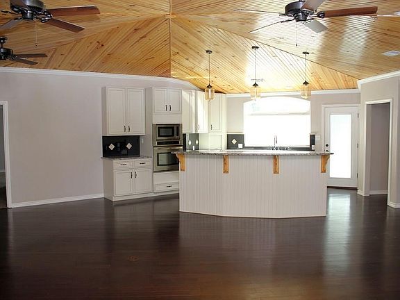 3rd image of 610 Kiowa Dr W