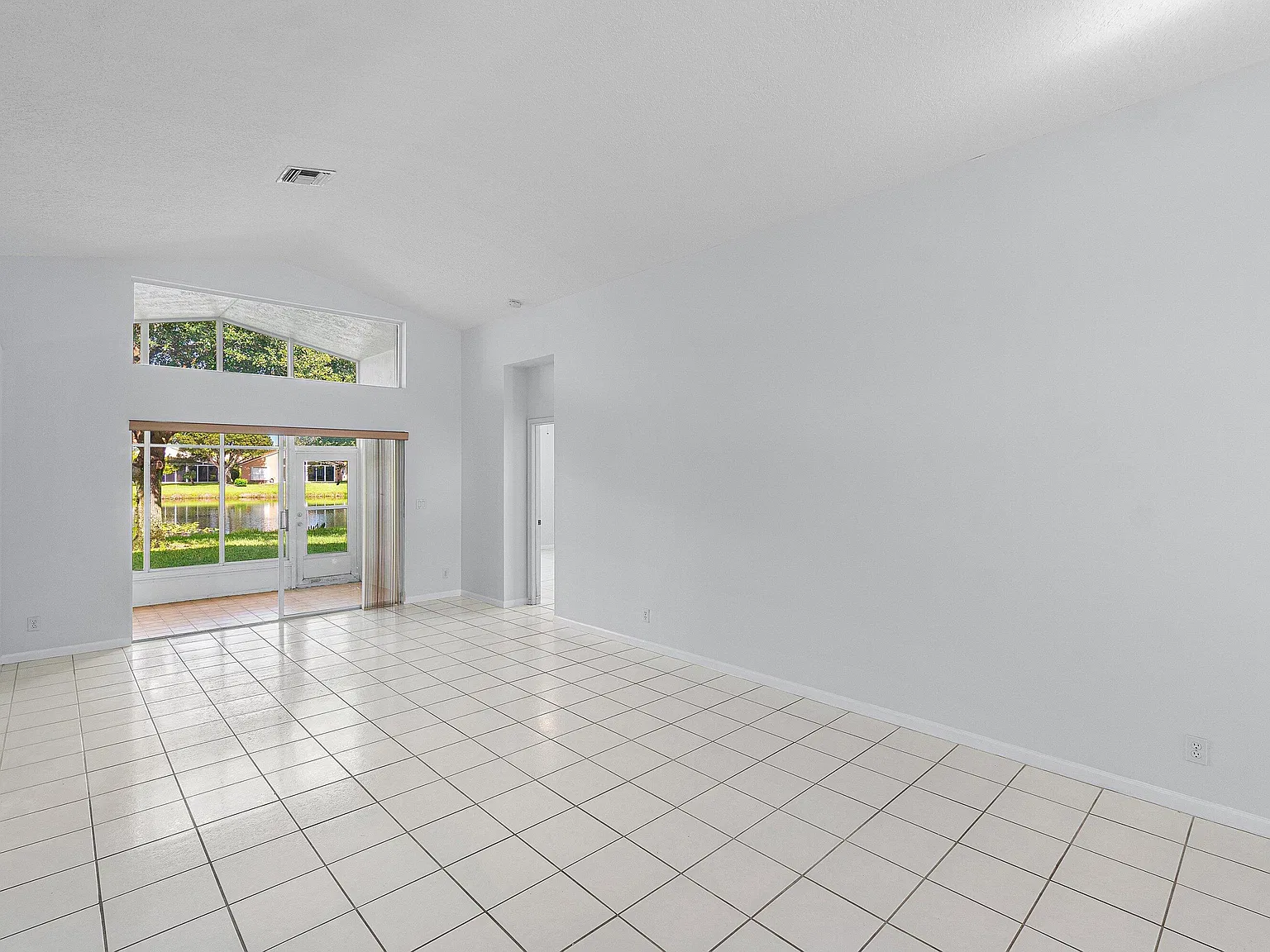 3 bed, 2.0 bath, 2029 sqft, $3,200 — Photo 4