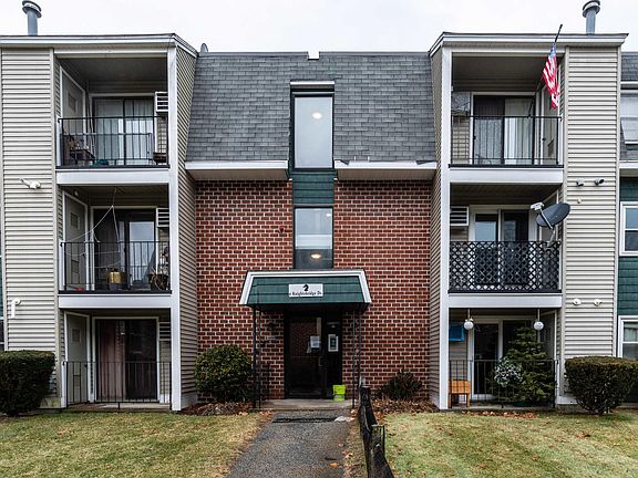 2nd image of 6 Knights Bridge Dr APT J202