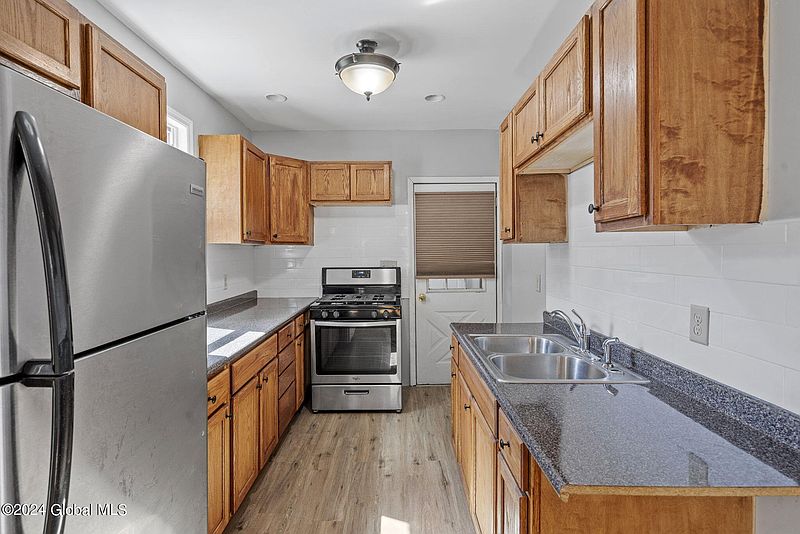 5th image of 219 Linden Street