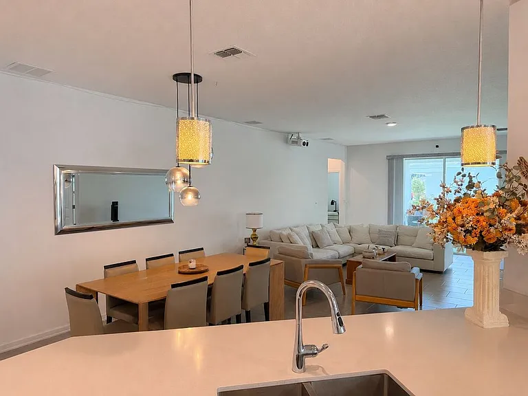 9502 Revere Ave — Photo 5