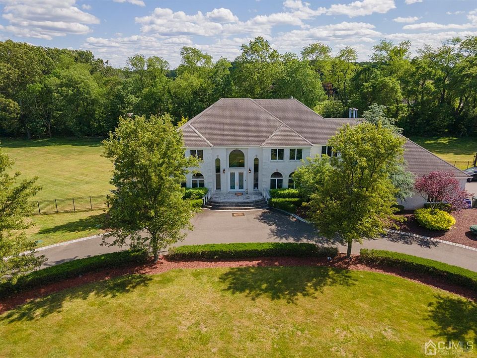 1st image of 17 Crest Circle Dr