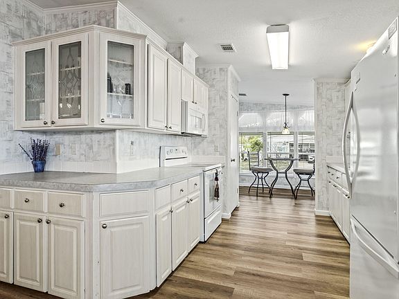 4th image of 329 Kiwi Drive
