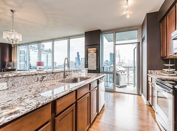 5th image of 1629 S Prairie Ave #2111