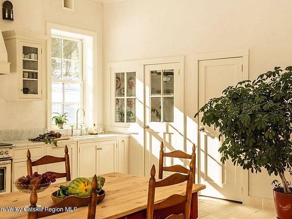 4th image of 401 Buck Road