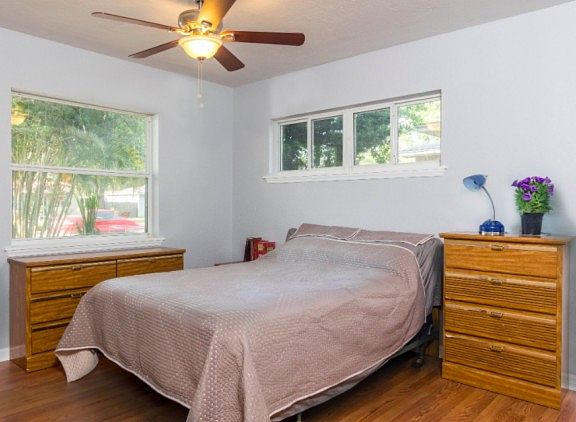 5th image of 900 40th Ave NE