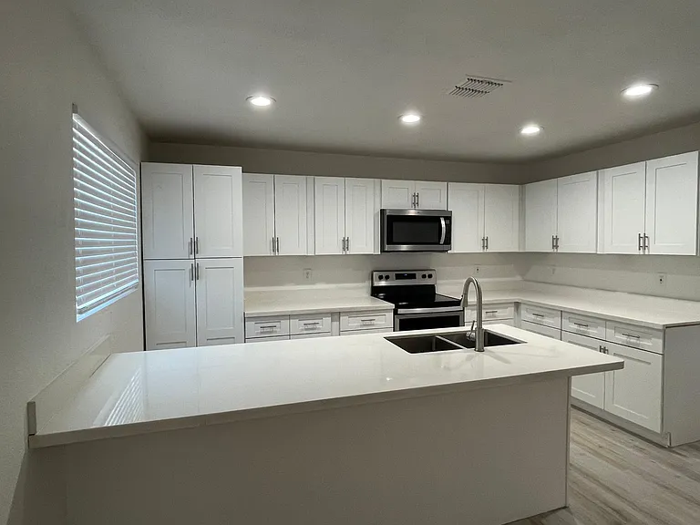 824 W Laird St — Photo 4