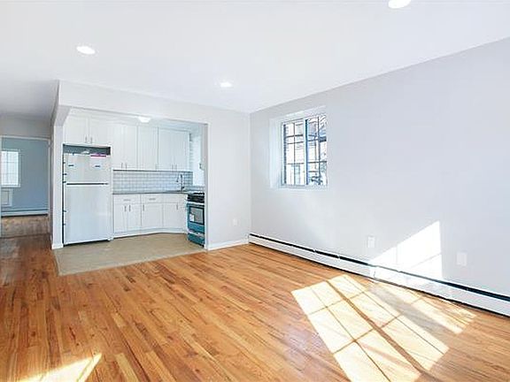 5th image of 435 Elton Ave