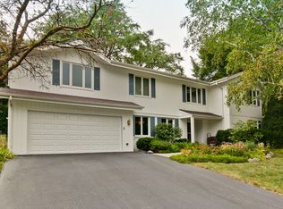 643 Ridgewood Ln, Libertyville, IL 60048