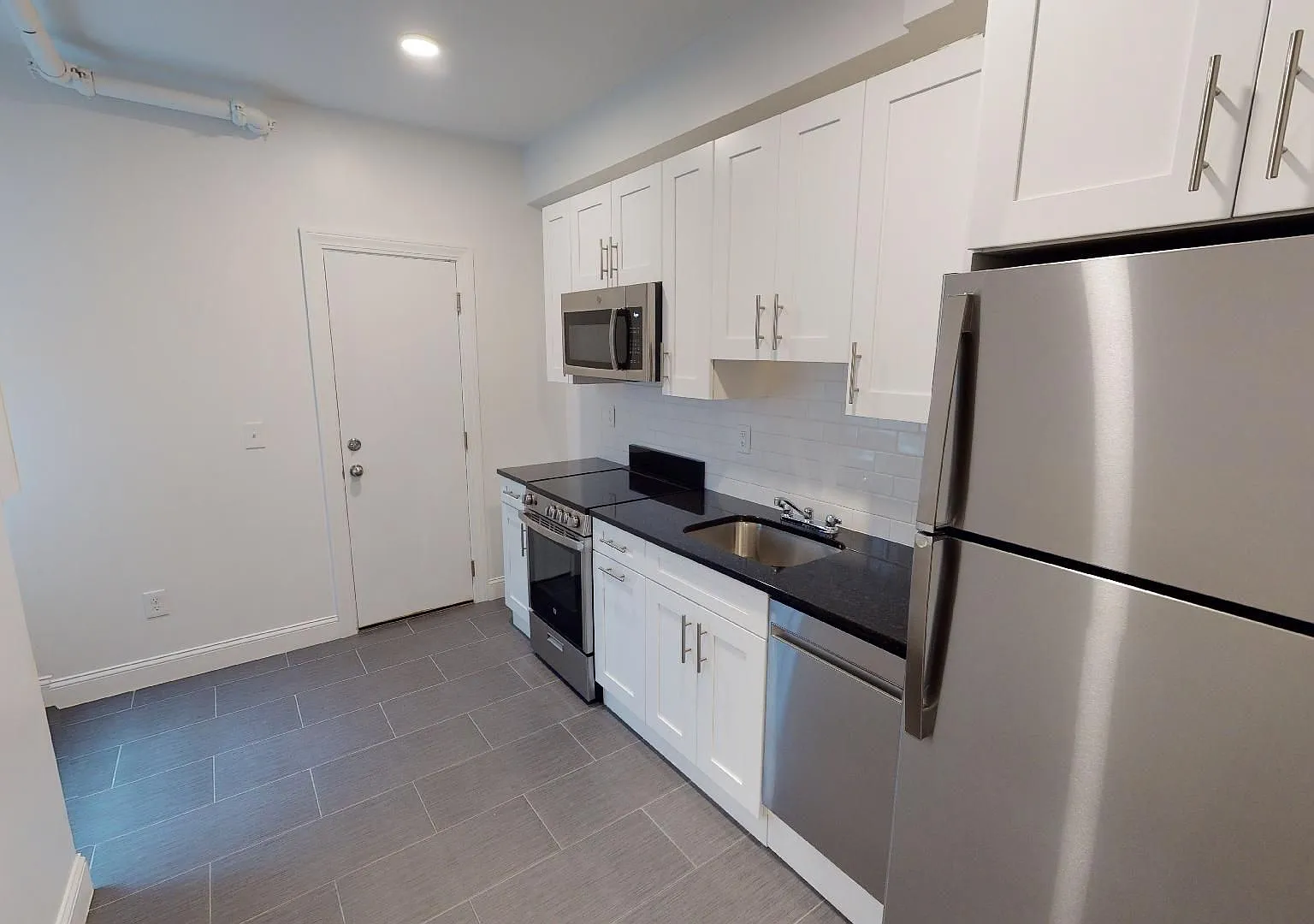 No Fee! Renovated 2BR w/balcony, heat inc near B/C/D trains. — Photo 2