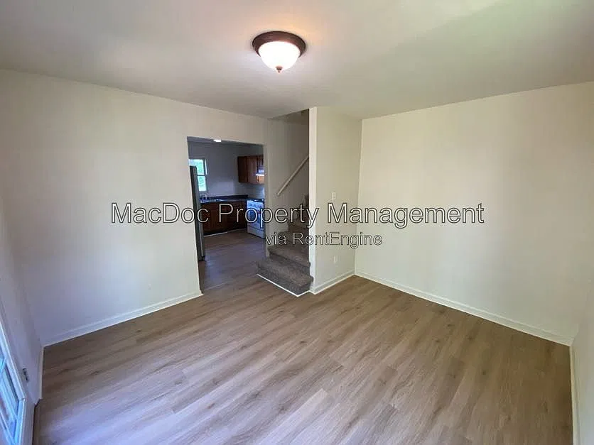 3 bed, 1.0 bath, 864 sqft, $1,845 — Photo 4