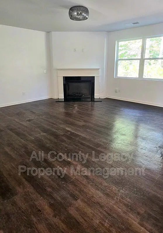 5 bed, 3.0 bath, 2556 sqft, $2,195 — Photo 2