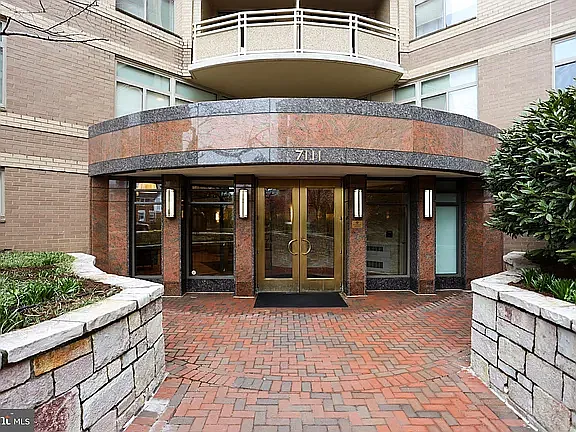 7111 Woodmont Ave #412 — Photo 23