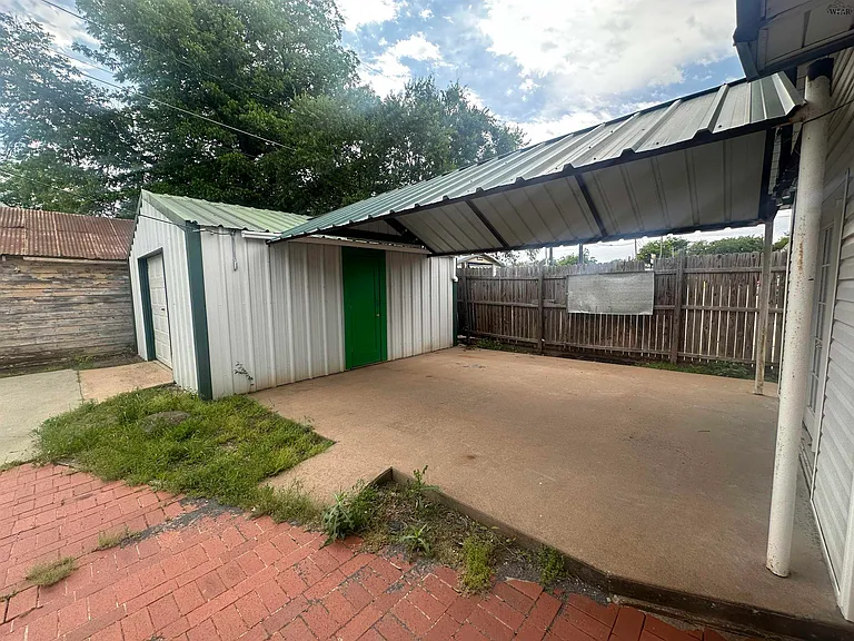 407 E Gilbert St — Photo 11