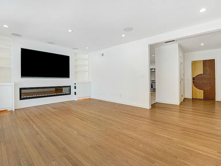 7741 Variel Ave — Photo 4