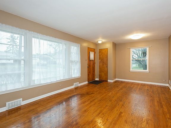 4th image of 121 E Oak St