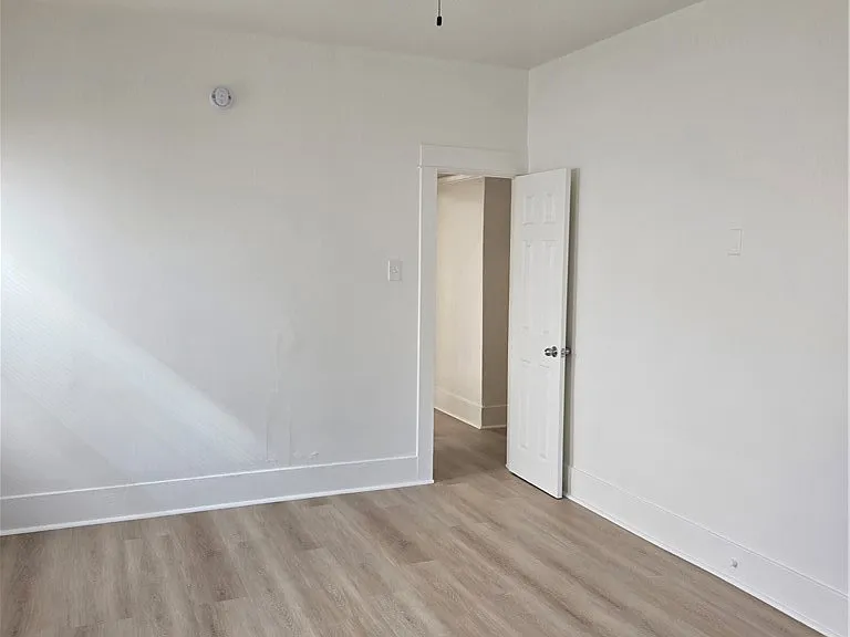 942 E 2nd St #8 — Photo 13