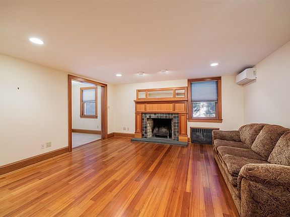 2nd image of 200 Lincoln Ave
