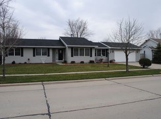 208 W Tomaras Ave, Savoy, IL
