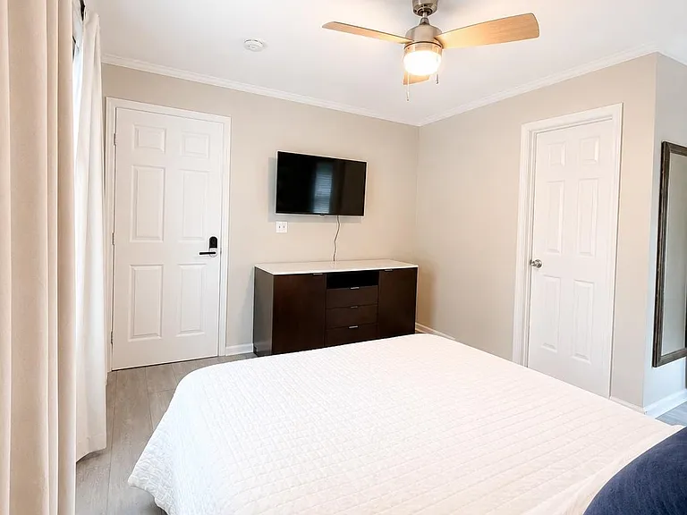 40" Roku TV, AT&T Fiber 1000 inlc. unlimited data, large dresser for ample storage.