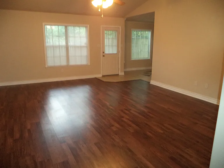 103 Wintergreen Ct — Photo 2