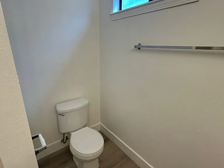 1136 W Damron Ave — Photo 11