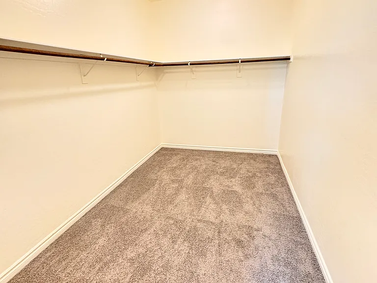 2711 Lindsey Springs St — Photo 34
