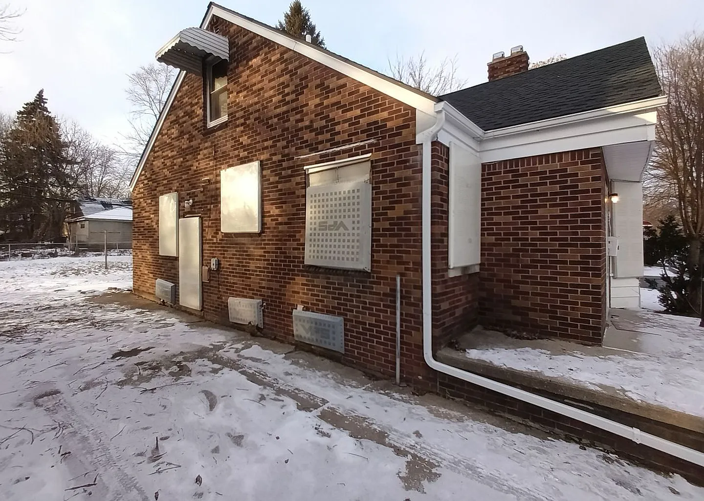 3 bedroom 1 bath bungalow now available! - $1100/mo — Photo 2
