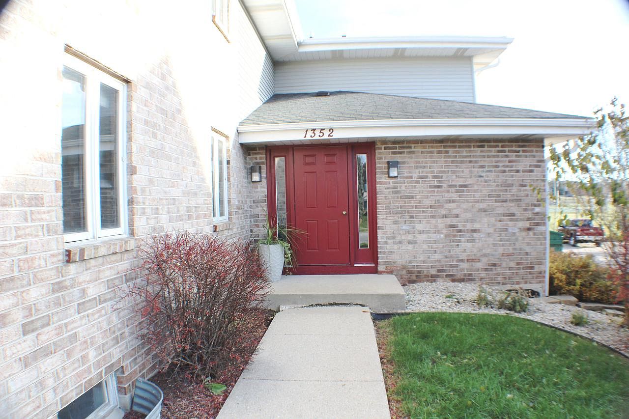 1352 Meadowcreek DRIVE UNIT C, Pewaukee, WI 53072 Zillow