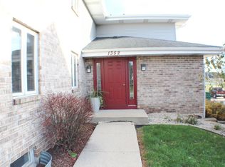 1352 Meadowcreek Dr APT C, Pewaukee, WI 53072
