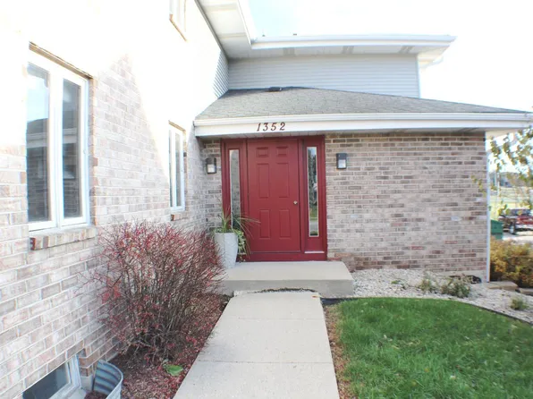 1352 Meadowcreek DRIVE #C, Pewaukee, WI 53072