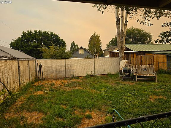 2nd image of 2039 Clark St