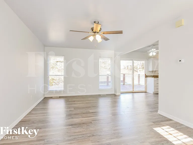 209 Royallsprings Pkwy — Photo 5