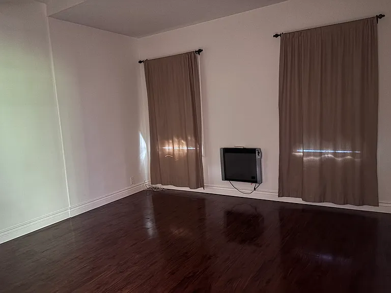 503 Bay St — Photo 23
