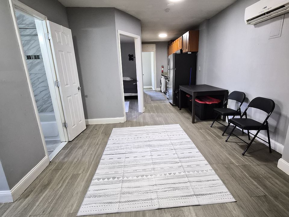 1st image of 724 31st St SE #4