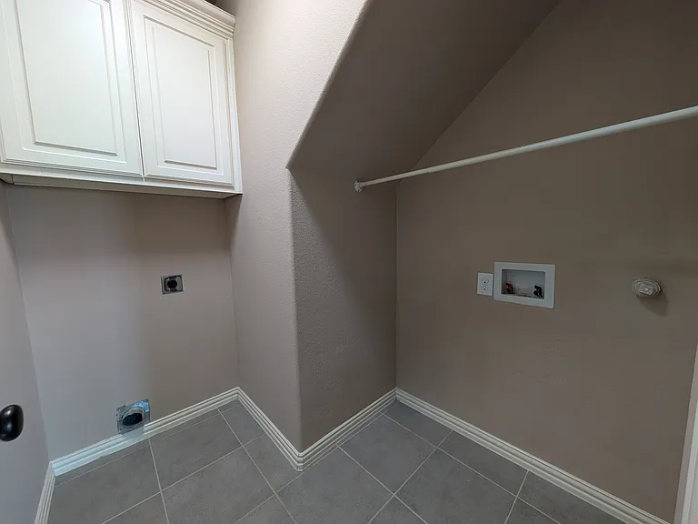 591 Deverson Dr — Photo 26