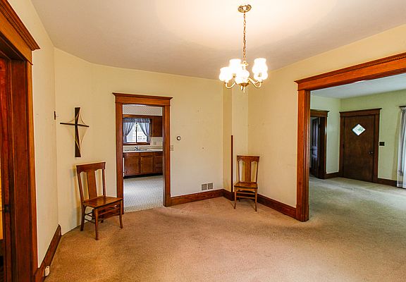 4th image of 807 2nd Ave NW