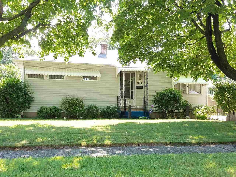 1st image of 924 Sussex Dr