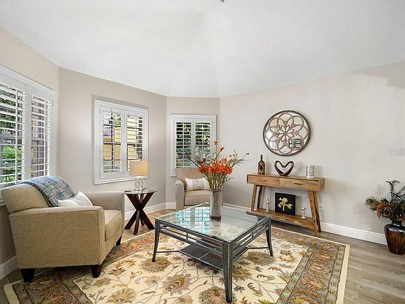 4th image of 2201 Green Oaks Ln