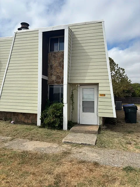 2 bed, 1.5 bath, 1100 sqft, $850 — Photo 1