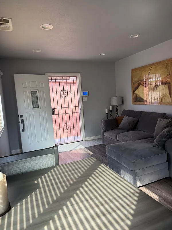 2 bed, 2.0 bath, 890 sqft, $3,000 — Photo 2