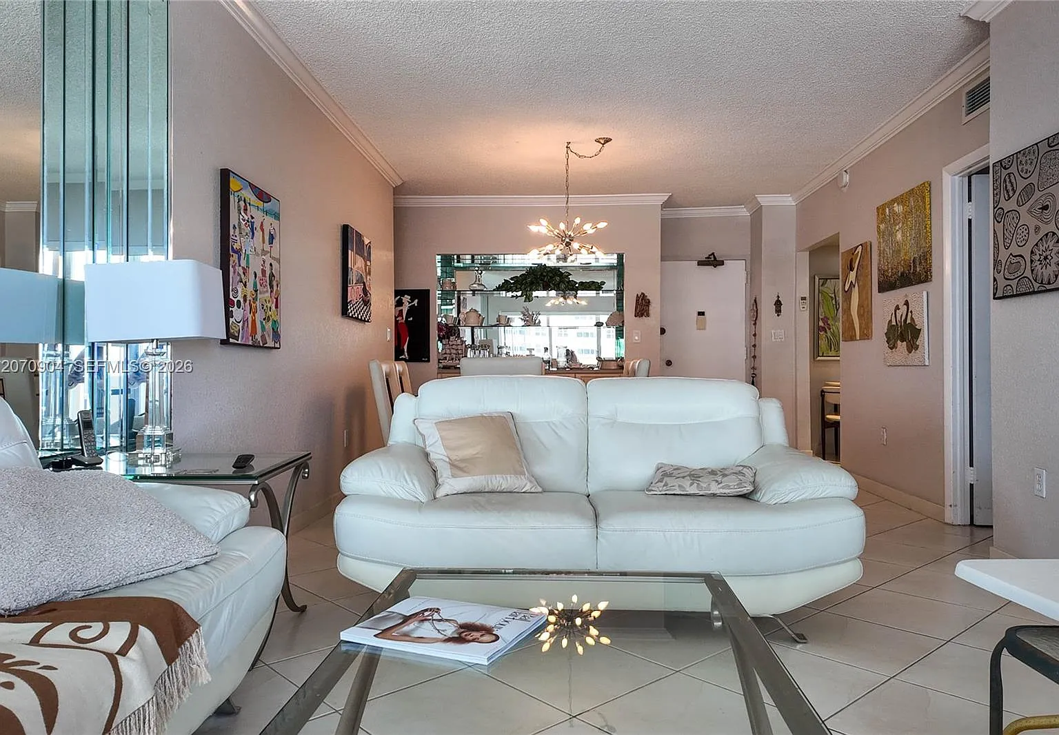 Hemispheres Condo — Photo 1