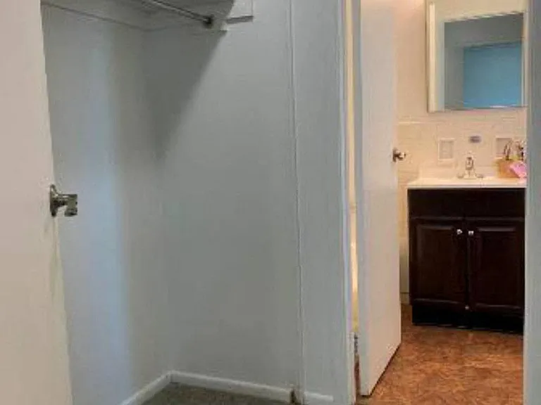 Riverhill Apartments — Photo 33