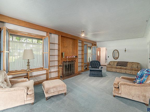 5th image of 402 N Kniss Ave