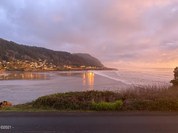 420 1st St, Yachats, OR 97498