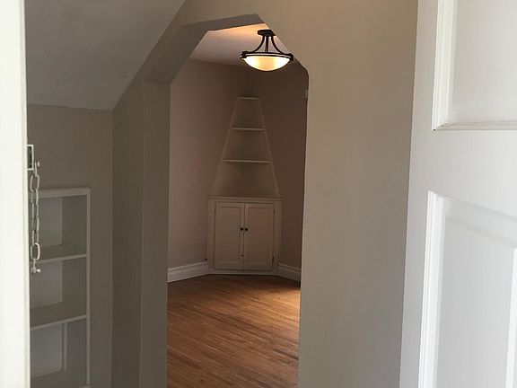 2nd image of 2580 Amherst Ave