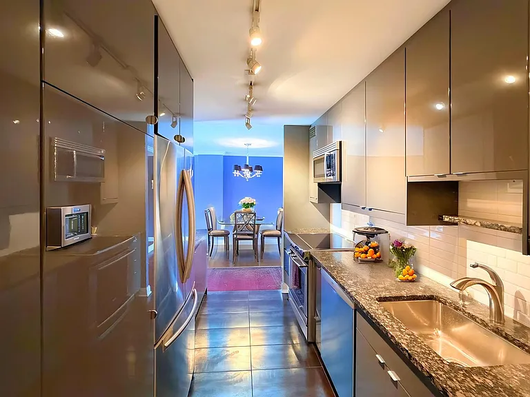 1555 N Sandburg Ter — Photo 14
