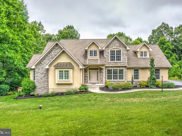 208 Iron Valley Dr, Lebanon, PA 17042