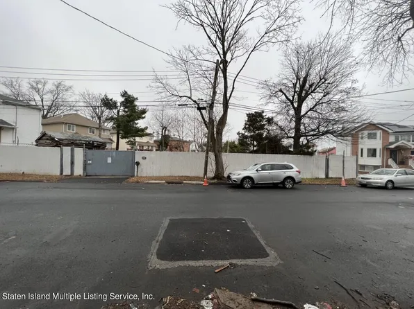 17 Vulcan St, Staten Island, NY 10305